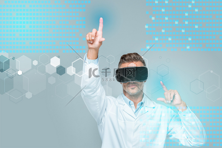 科学家在虚拟现实耳机接触医疗界面隔离灰色 人工智能概念高清摄影大图 千库网
