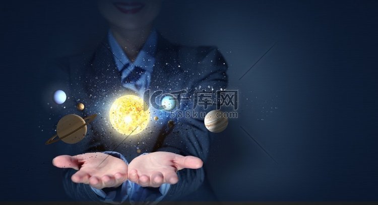 太阳系。在太阳系的棕榈行星举行的年轻女商人高清摄影大图-千库网
