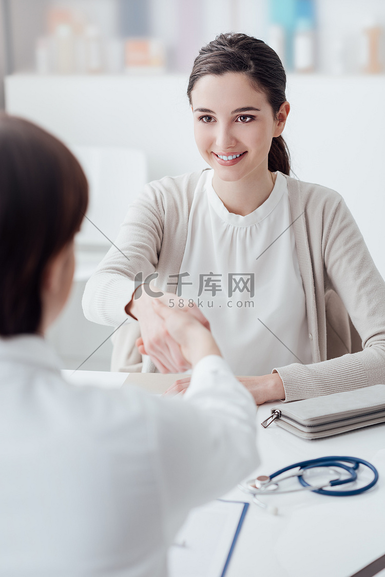 医生和病人握手高清摄影大图-千库网