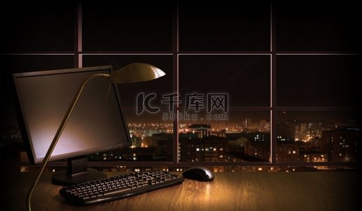 办公室在晚上。晚上在办公室工作的地方，从窗户可以看到城市景色高清摄影大图-千库网