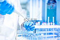 医学科学家和化学家在实验室使用吸管或滴管的液体样品