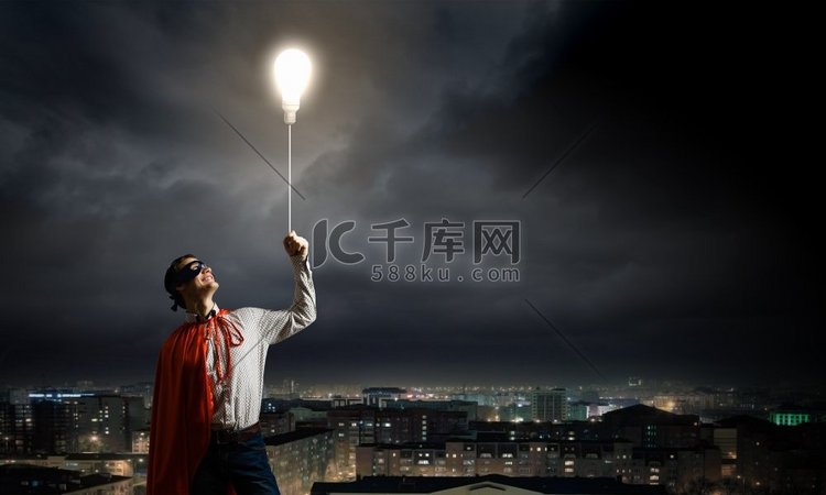 勇敢的超级英雄。戴着面具，披着斗篷的年轻自信的超人高清摄影大图-千库网