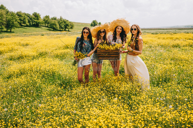 四个美丽的嬉皮女孩高清摄影大图 千库网