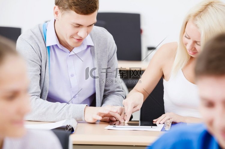 坐在教室里讲课的年轻人。上课的学生高清摄影大图-千库网