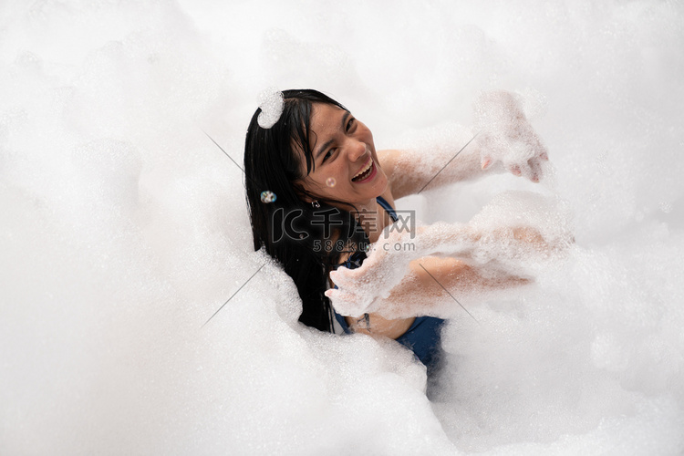 在泡泡池里玩的女孩又开心又开心高清摄影大图 千库网