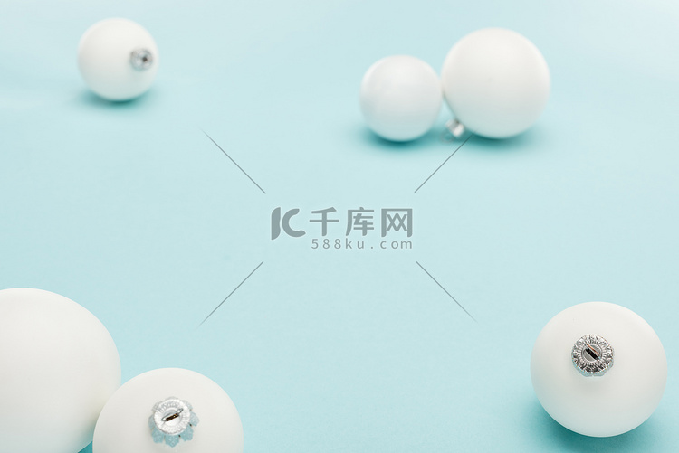 浅蓝色背景的白色圣诞灯罩，有复制空间高清摄影大图 千库网