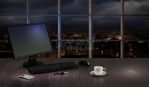 办公室在晚上。晚上在办公室工作，从窗户可以看到城市的景色高清摄影大图-千库网