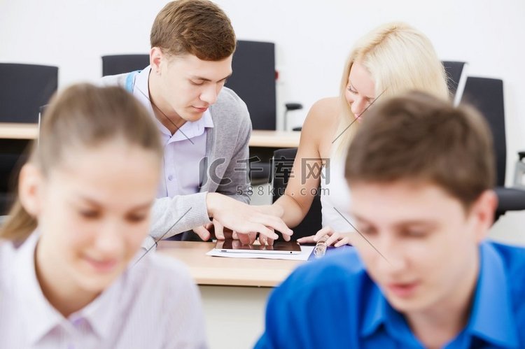 学生们在上课。坐在教室里上课的年轻人高清摄影大图-千库网