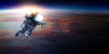 太空人用旧显示器代替头这张照片由NASA提供以监视器为首的宇
