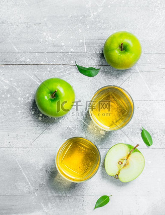 柠檬苹果汁图片素材_玻璃杯中的苹果汁和新鲜苹果.青苹果苹果