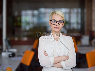 忙碌的创业办公室成功女企业家的肖像