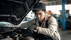 汽车机械师在维修检查汽车零件工业人像