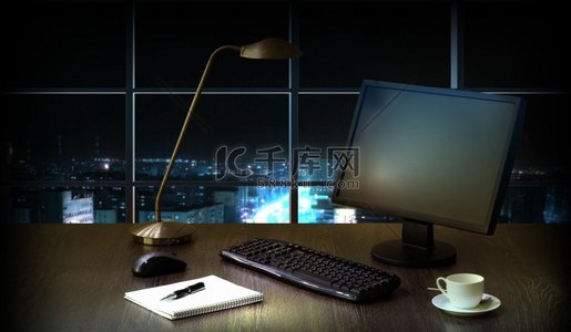 办公室在晚上。晚上在办公室工作，从窗户可以看到城市的景色高清摄影大图-千库网