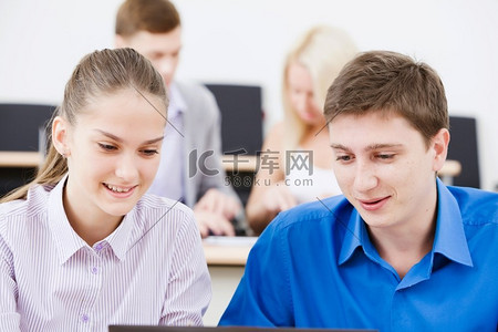 坐在教室里讲课的年轻人。上课的学生高清摄影大图-千库网