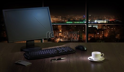 办公室在晚上。晚上在办公室工作，从窗户可以看到城市的景色高清摄影大图-千库网