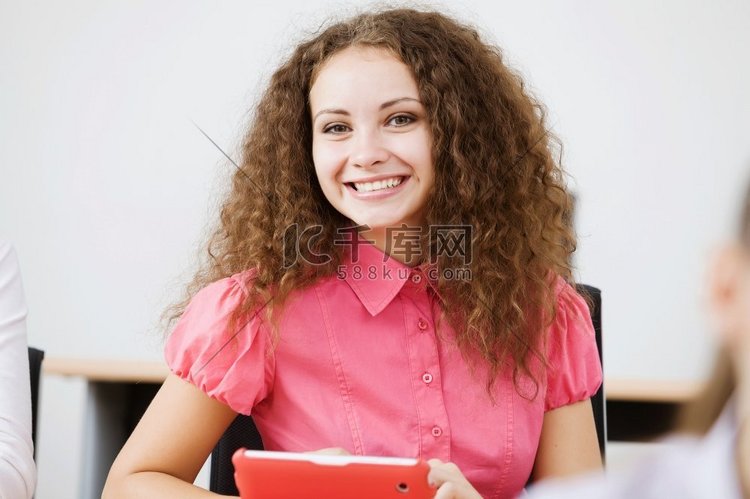 年轻人坐在教室里听讲座。上课的学生高清摄影大图-千库网