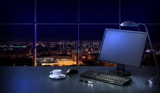办公室在晚上。晚上在办公室工作的地方，从窗户可以看到城市景色高清摄影大图-千库网