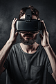 VR设备科技男人使用VR眼镜4