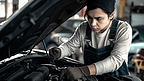 汽车机械师在维修检查汽车零件工业人像
