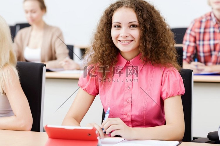 坐在教室里讲课的年轻人。上课的学生高清摄影大图-千库网