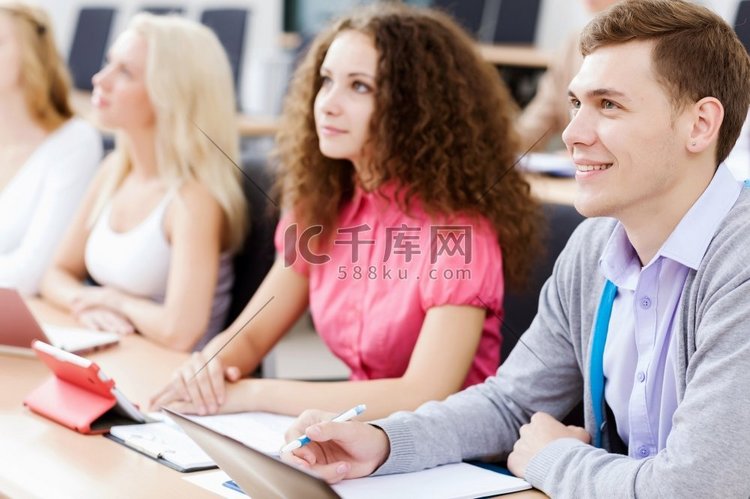 坐在教室里讲课的年轻人。上课的学生高清摄影大图-千库网