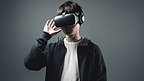 VR设备科技男人使用VR眼镜1