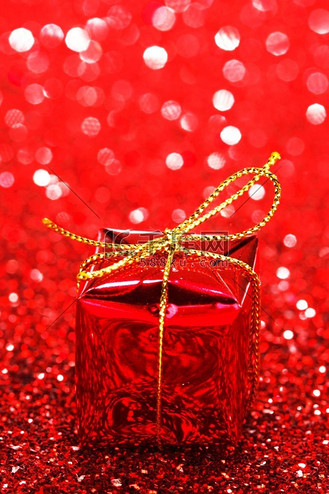 亮闪闪的背景上的小装饰礼盒