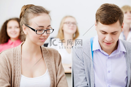 坐在教室里讲课的年轻人。上课的学生高清摄影大图-千库网