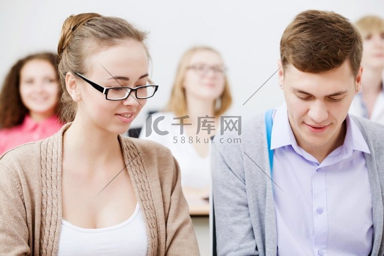 坐在教室里讲课的年轻人。上课的学生高清摄影大图-千库网