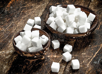 糖块放在碗里.茯苓豆腐