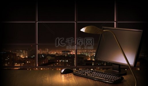 办公室在晚上。晚上在办公室工作，从窗户可以看到城市的景色高清摄影大图-千库网