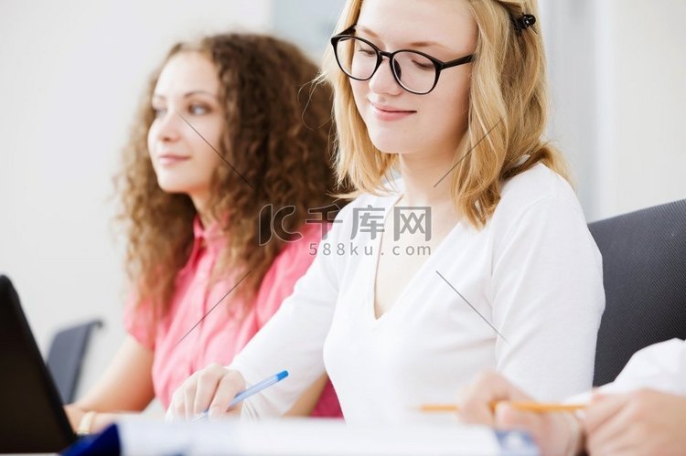 坐在教室里讲课的年轻人。上课的学生高清摄影大图-千库网