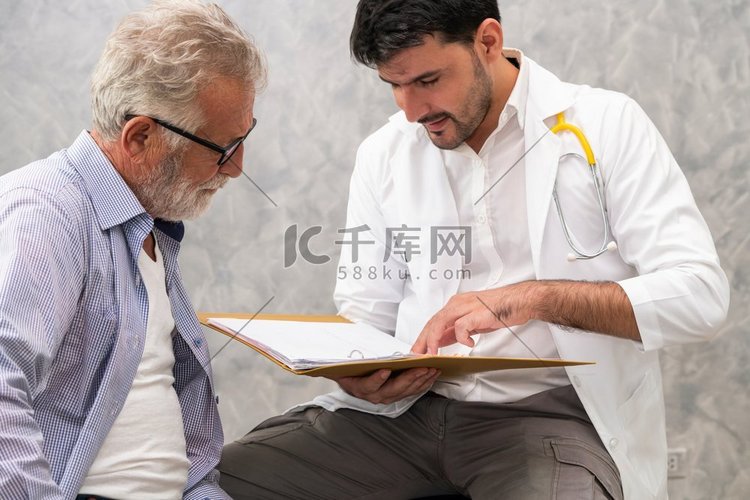 病人在医院看医生。病人合照高清摄影大图-千库网