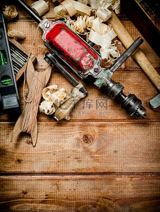 桌子上的木头上放着各种工作工具。背景是木制的。高质量的照片。桌子上的木头上放着各种工作工具。