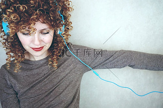 金发女人戴着耳机听音乐美女卡通动漫人物