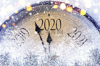 午夜倒计时。复古风格的时钟计数圣诞节或新年2020年前的最后一刻。午夜倒计时