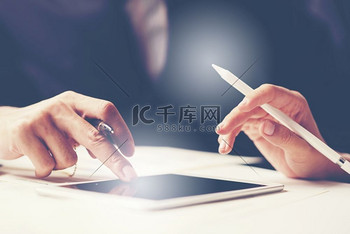 餐饮经理工作计划图片素材商务会议时间年轻的客户经理团队在新的创业项目中工作木桌上的笔