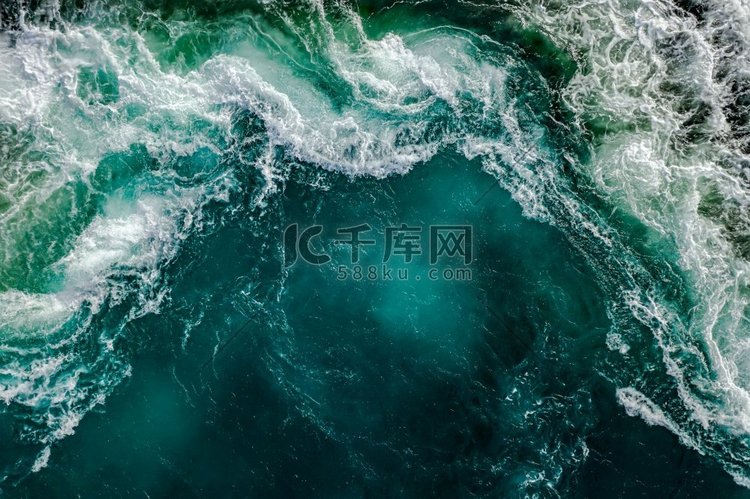 河水和大海的波浪在高潮和低潮时相遇。挪威诺德兰萨尔特斯特劳曼的漩涡高清摄影大图-千库网