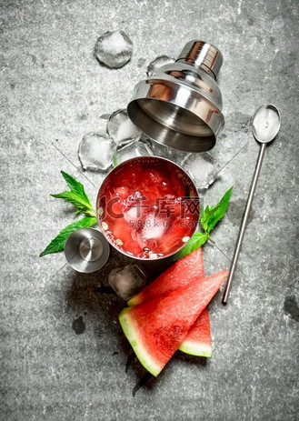 西瓜鸡尾酒加薄荷和冰在振动器中.西瓜羊肉