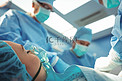 外科医生团队在医院手术室进行手术