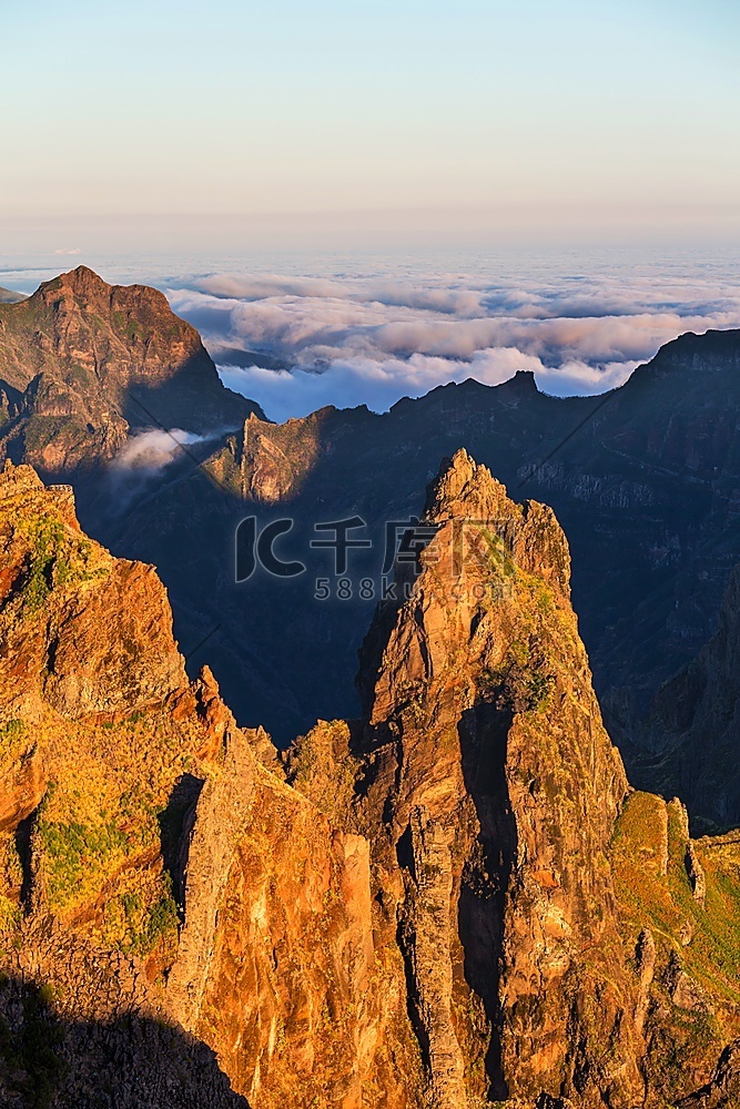 葡萄牙马德拉岛的Pico Ruivo和Pico do Areeiro山峰高清摄影大图-千库网