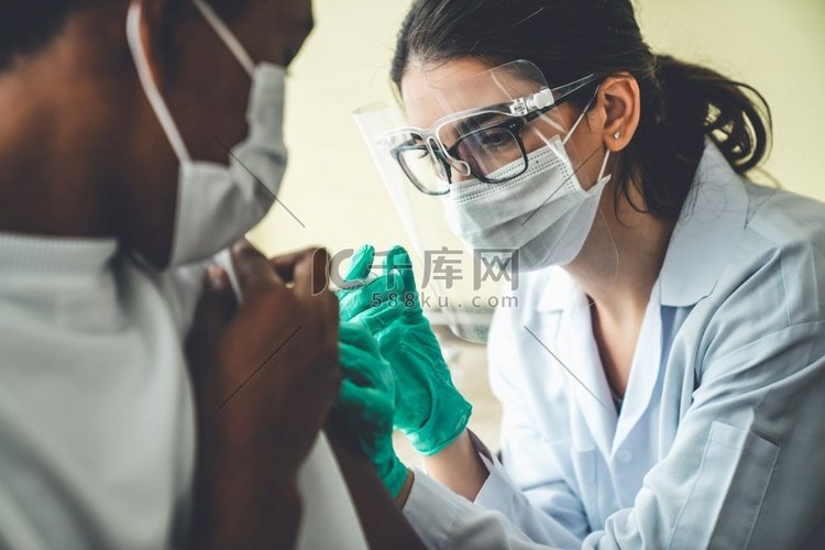 年轻人到医院看熟练的医生接种疫苗。 合照手术高清摄影大图-千库网