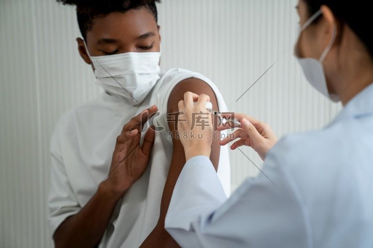 年轻人接种疫苗与熟练医生合照高清摄影大图-千库网