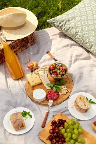 夏日公园野餐草地上的休闲篮美食与饮品