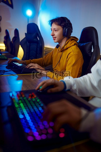 摄影图年轻的玩家赢得了比赛,游戏俱乐部.