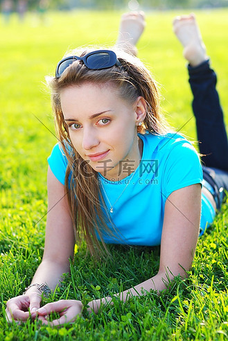 绿色草地上美女人物特写