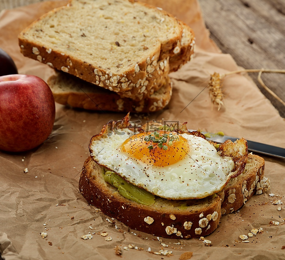 牛油果早餐三明治配煎蛋高清摄影大图-千库网