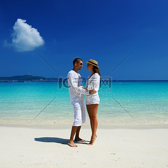 海滩白衣情侣拥抱海洋婚纱写真