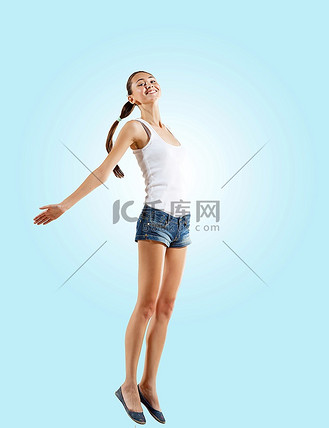 现代风格的健身美女舞者跳摆姿势