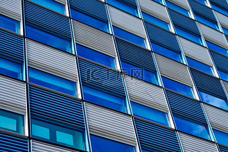向上吧少年高清背景图片_现代建筑蓝色和白色门面与窗口关闭。现代建筑立面与窗口关闭